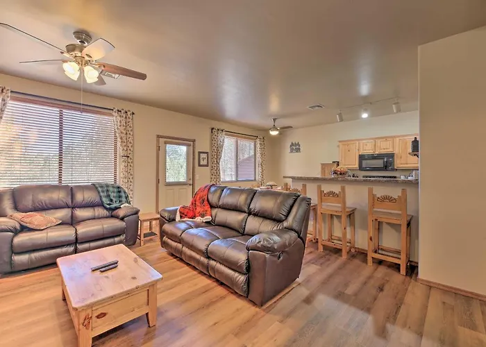 Holiday home Near & Trails: Show W/ Grill!