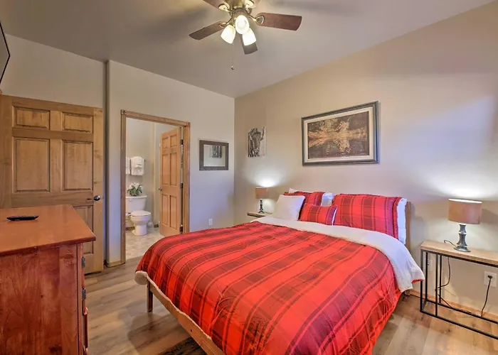 Holiday home Near & Trails: Show W/ Grill!